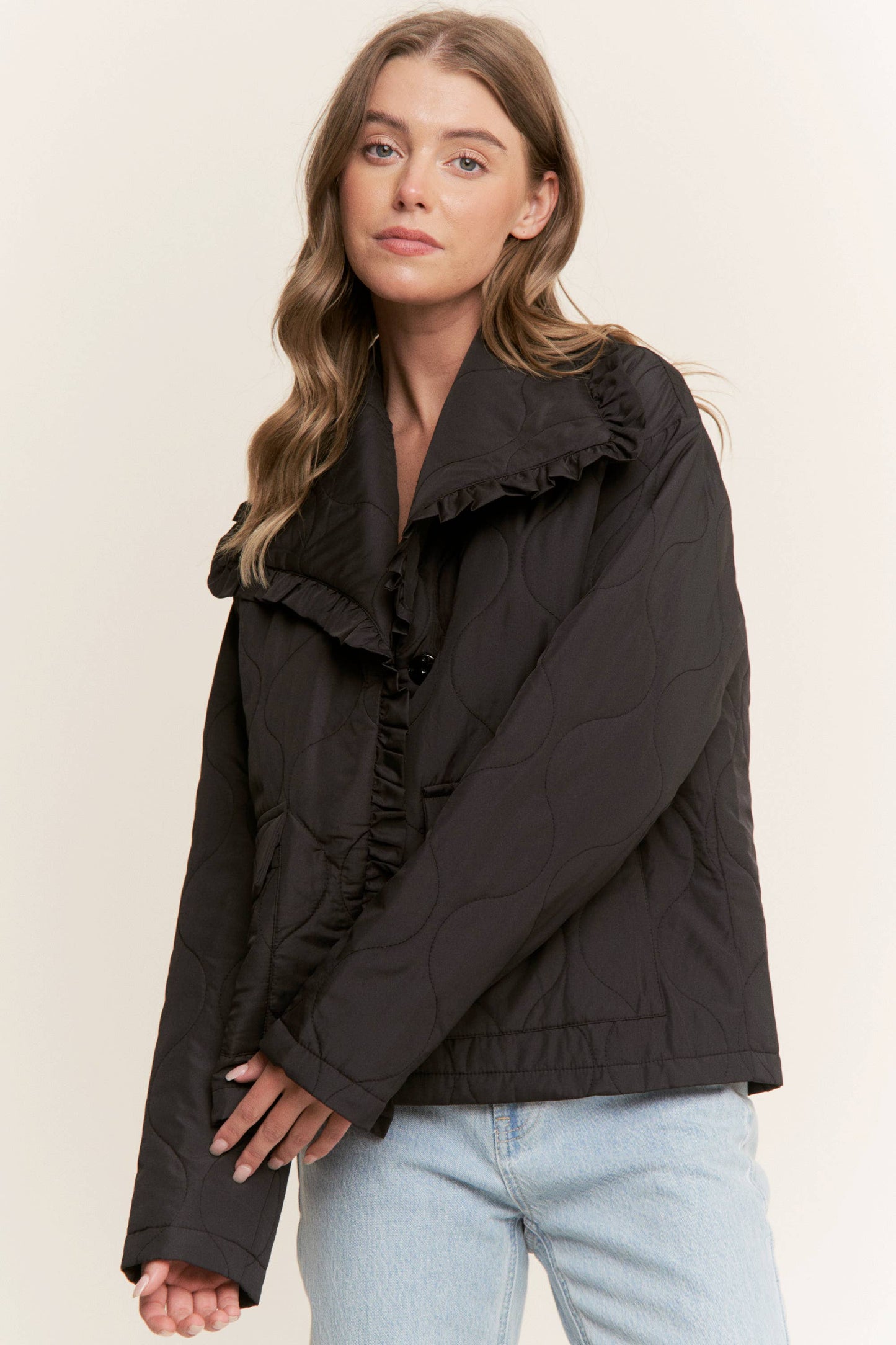 RUFFLE EDGE DETAIL QUILTED LOOSE FIT JACKET: Taupe / S-M-L(2-2-2)