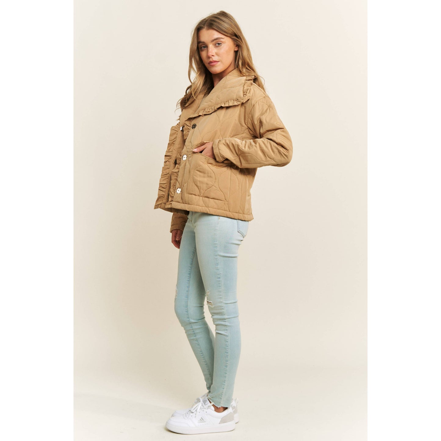 RUFFLE EDGE DETAIL QUILTED LOOSE FIT JACKET: Taupe / S-M-L(2-2-2)
