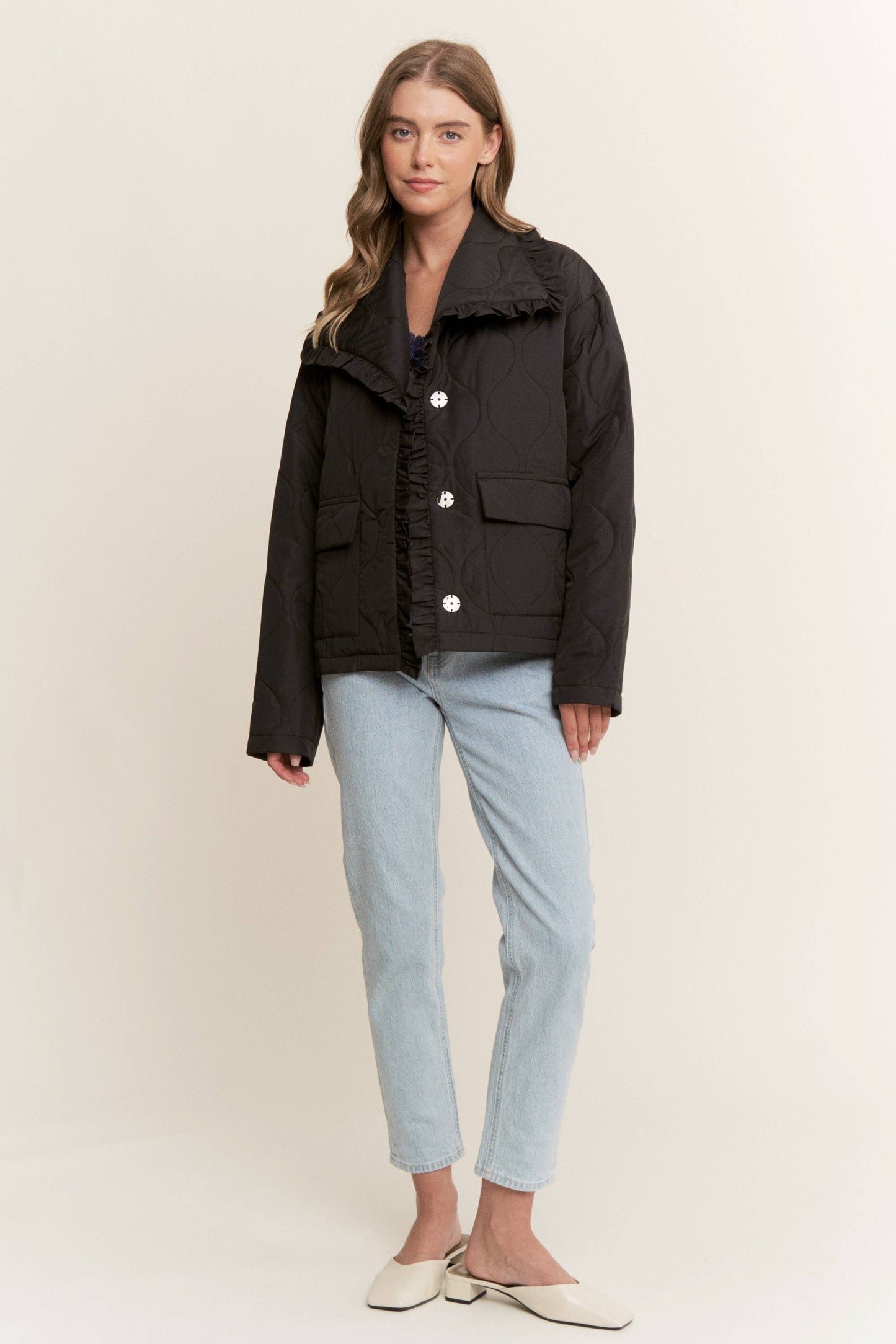 RUFFLE EDGE DETAIL QUILTED LOOSE FIT JACKET: Taupe / S-M-L(2-2-2)