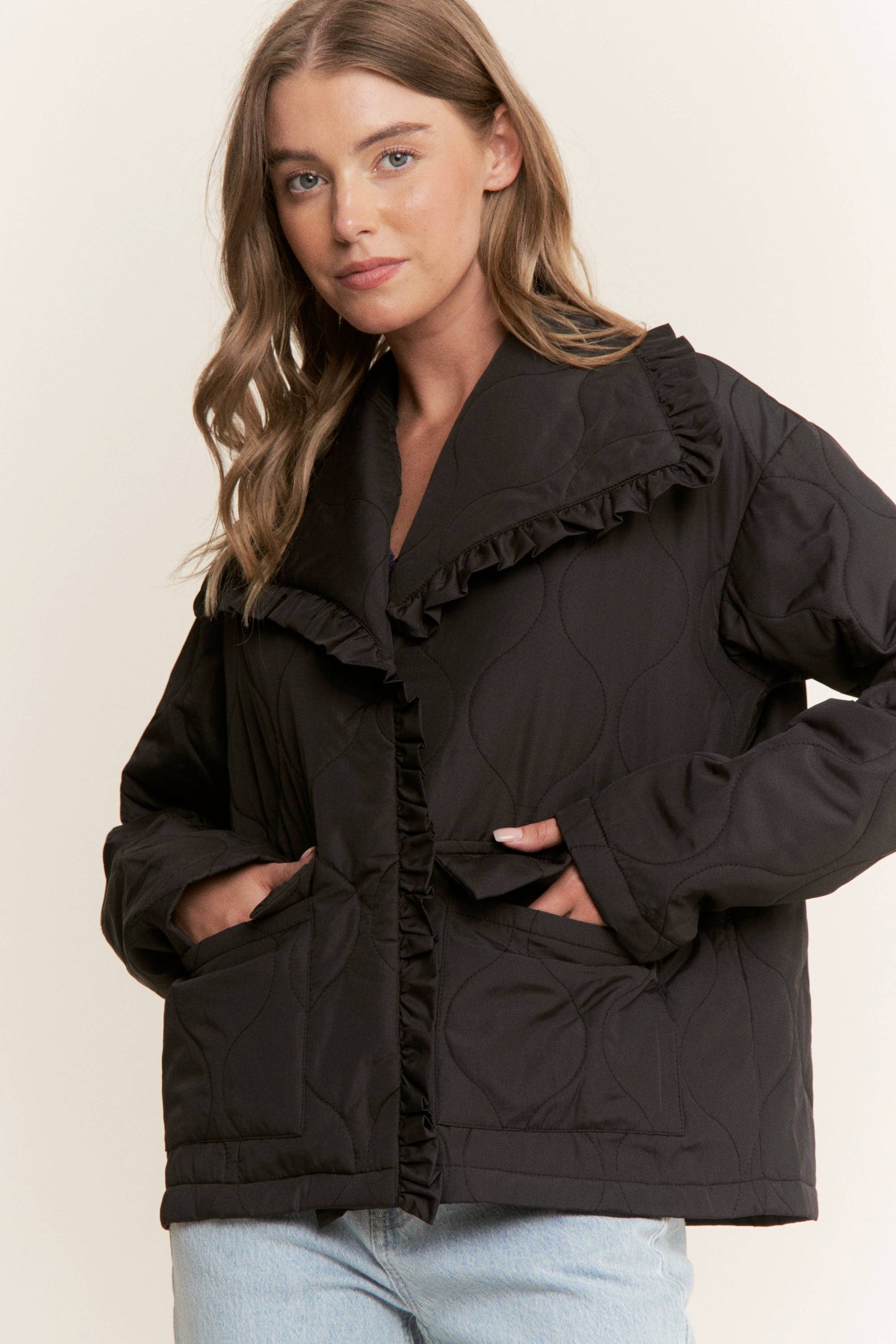RUFFLE EDGE DETAIL QUILTED LOOSE FIT JACKET: Taupe / S-M-L(2-2-2)