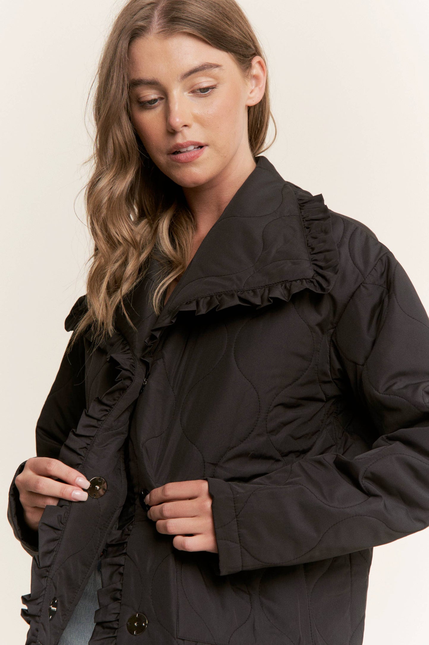 RUFFLE EDGE DETAIL QUILTED LOOSE FIT JACKET: Taupe / S-M-L(2-2-2)